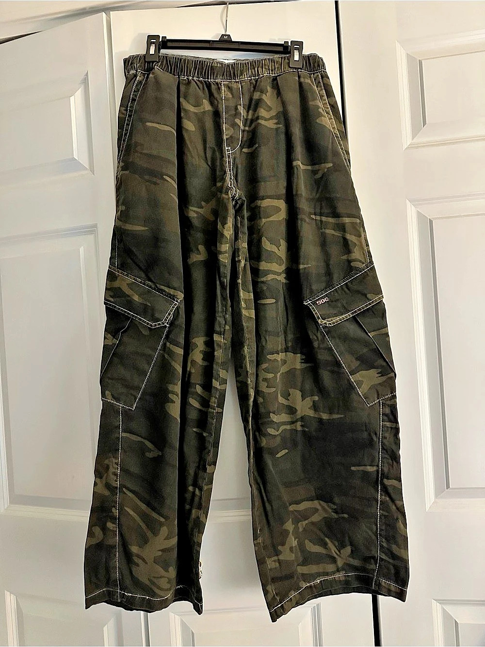 New Urban Outfitters BDG Baggy Pull-On Pants Camo Cargo Pants in Green size medi
